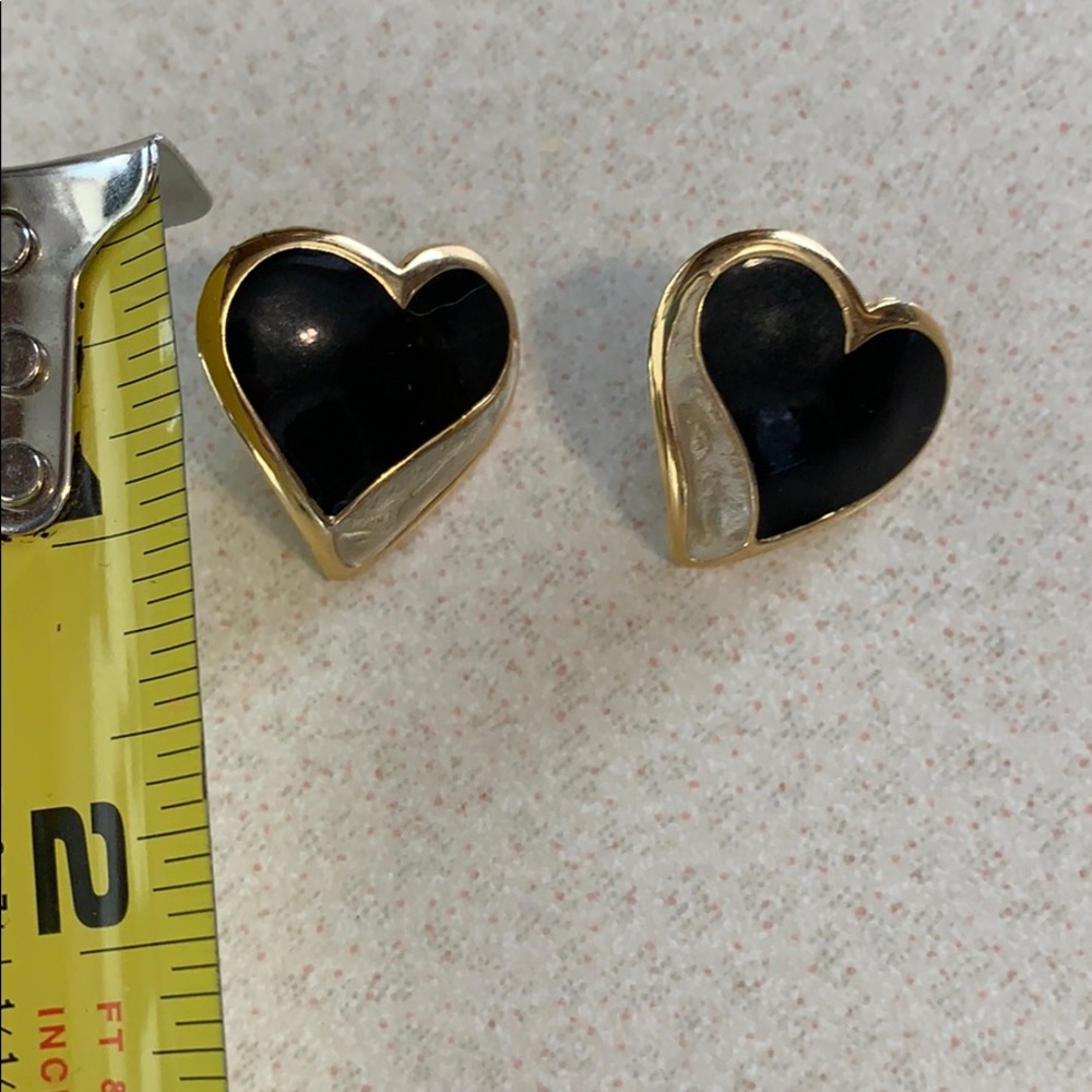 Allison Reed heart shaped earrings - Picture 3 of 4